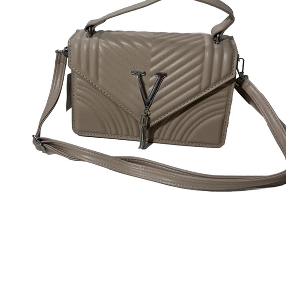 Women’s quilted crossbody bag with V chain beige color - Picture 2 of 4
